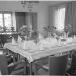 Suomen marsalkan ruokapöytä kukitettuna hänen 75v. päivänään saamilla kukilla.