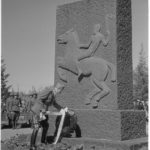 Ylipäällikkö Mannerheim laskee seppeleen sankarivainajien muistopäivänä 1943 muistomerkille.