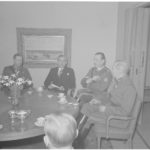 Kenraali Hanell, Romanian suurlähettiläs Constantinide, Mannerheim ja kenraali Nenonen lounaalla.