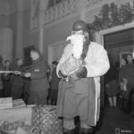 Joulupukki Otavan kansanopiston juhlasalissa jouluna 1939.
